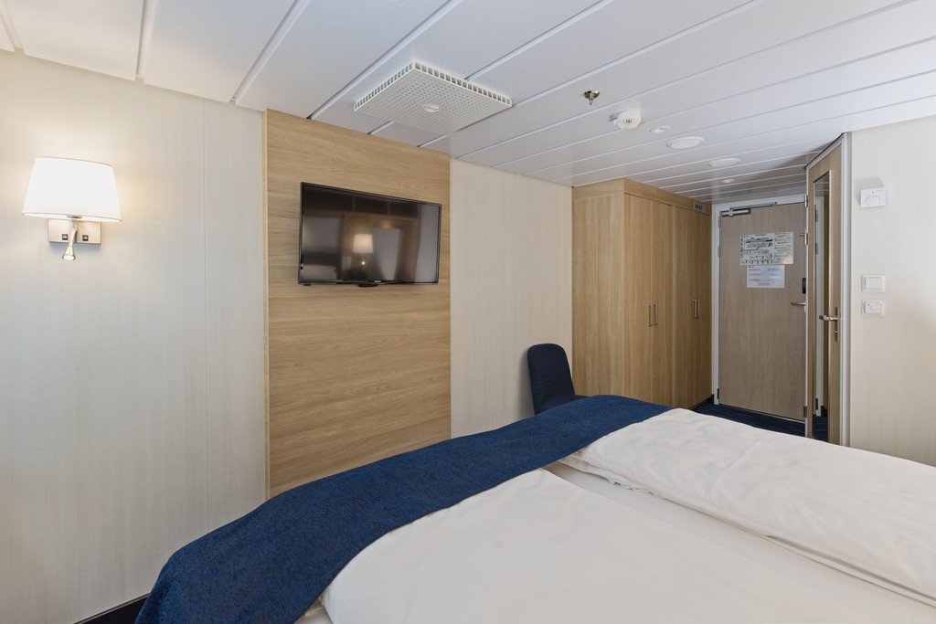 Hurtigruten MS Spitsbergen Arctic superior for 2-4 travellers b.jpg